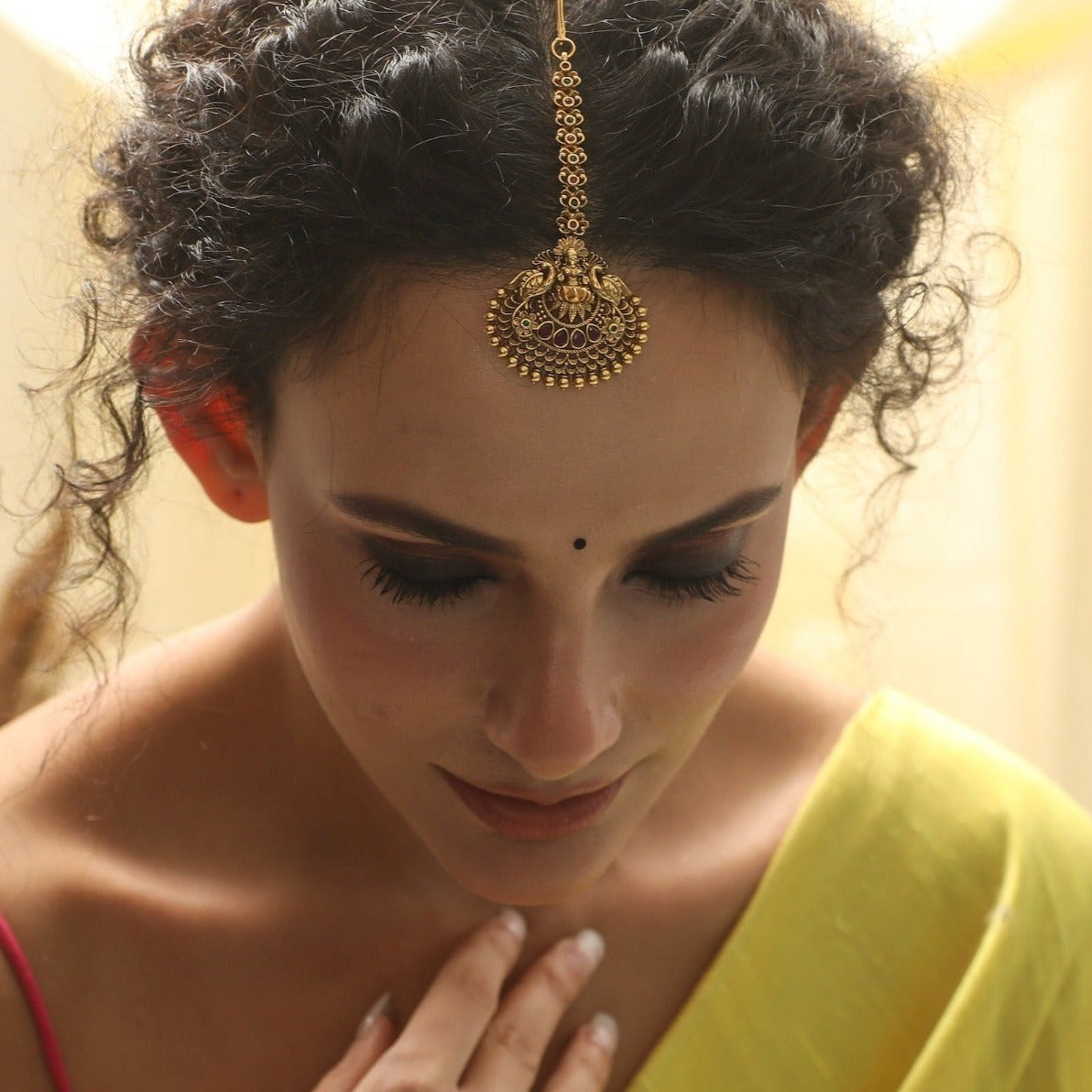35 Cute Hairstyles with Maang tikka/Maatha Patti This Season | Indian  hairstyles, Bridal makeup looks, Indian bride makeup